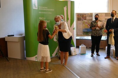 Wręczenie statuetki ufundowanej przez Wojewodę Opolskiego